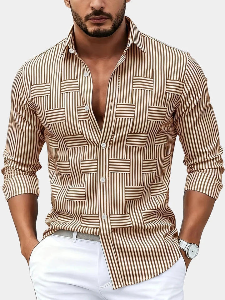 Chemise homme élégante à rayures fines, coupe ample et tissu extensible. Idéale pour un look moderne et confortable.