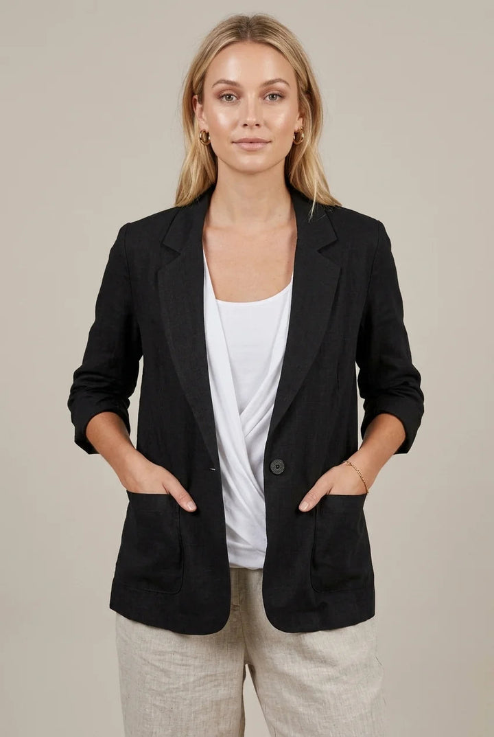Blazer femme moderne avec col tailleur et manches mi-longues. Idéal pour un style élégant et décontracté.