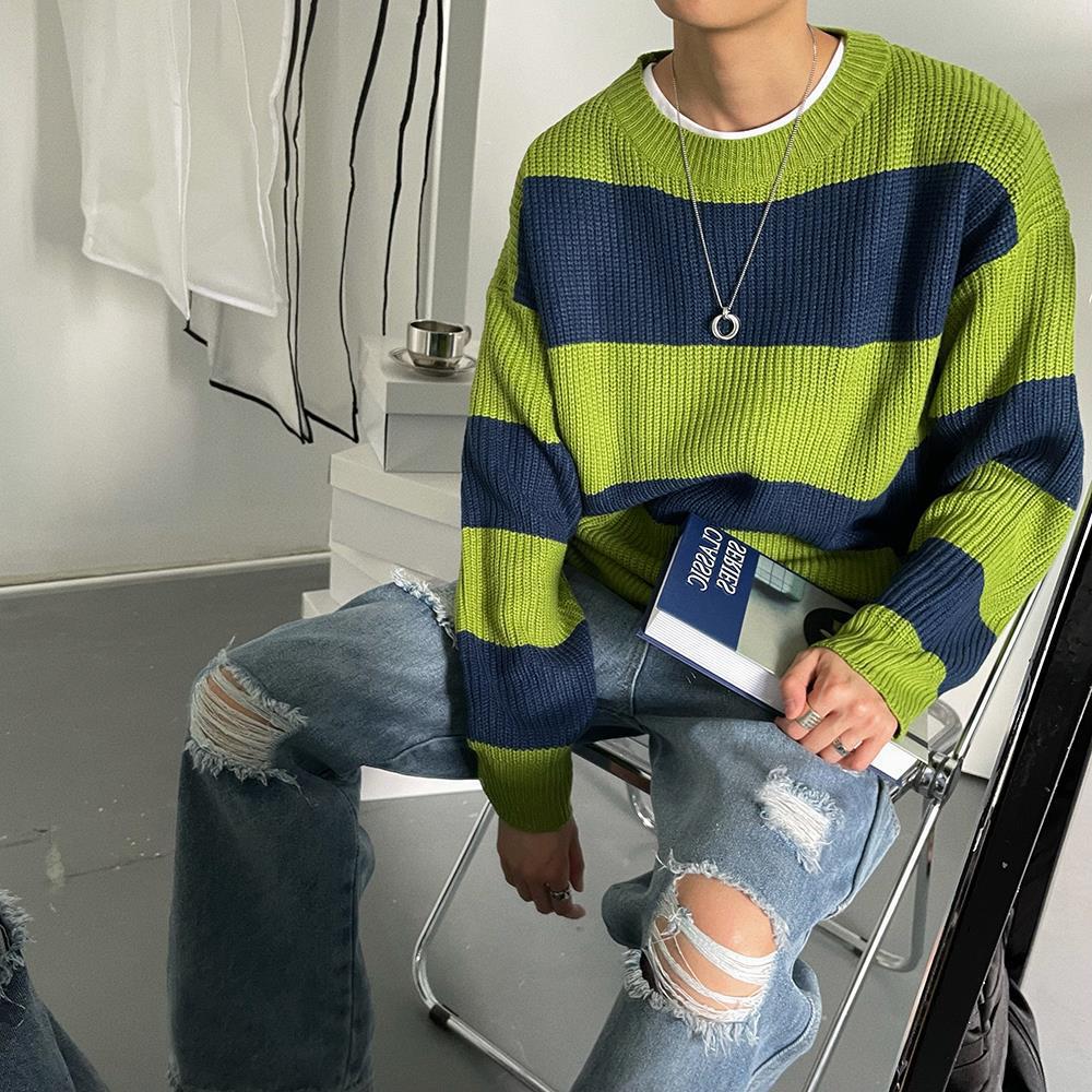 Pull homme rayé vert et noir, col rond décontracté, coupe ample pour un style moderne.