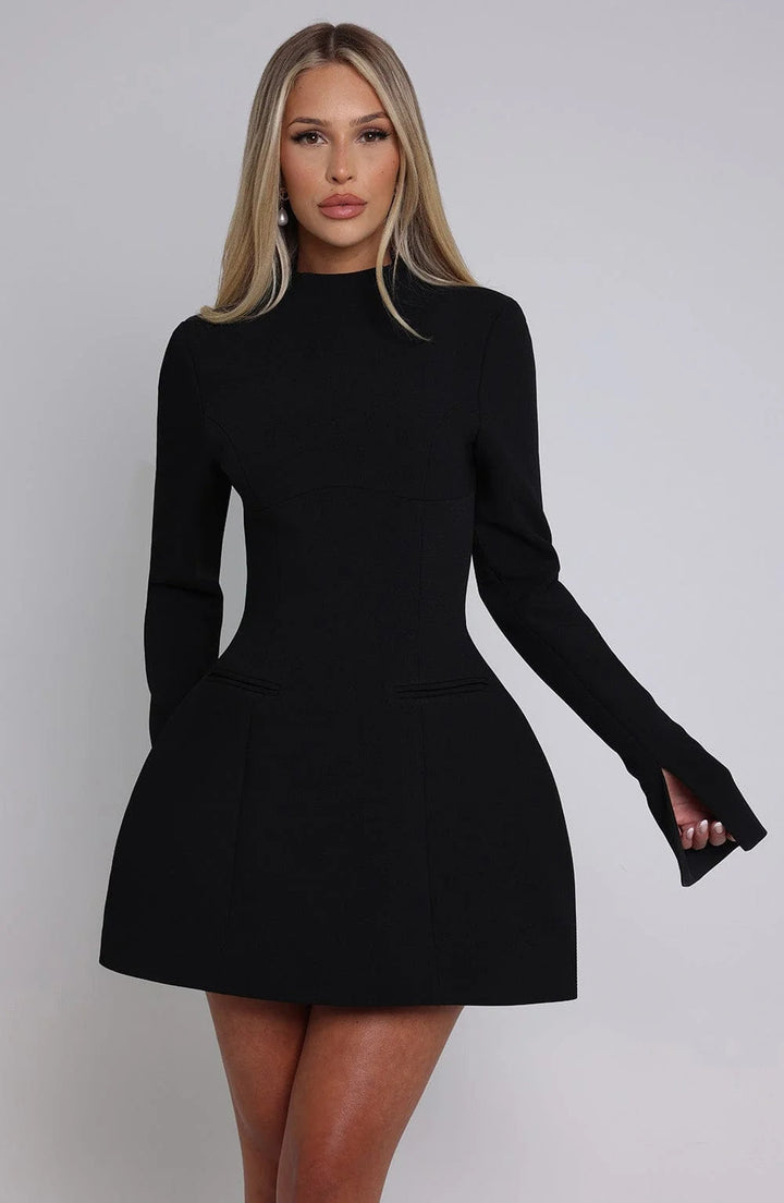 Modèle portant une robe mini femme A-line dos nu, manches longues, look moderne et confortable pour le soir.