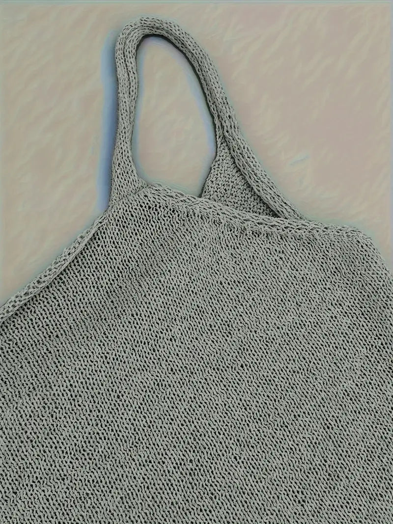 Mini robe femme ajustée, dos nu, bretelles fines. Chic et tendance mode femme.