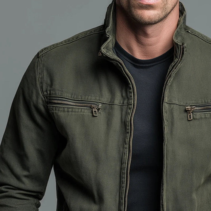 Veste utilitaire homme coupe droite, décontractée. Vêtement extérieur vert armée pour un style automne-hiver confortable.