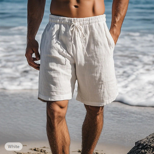 Short homme blanc léger et confortable à taille élastique, coupe droite pour un style estival décontracté et chic.