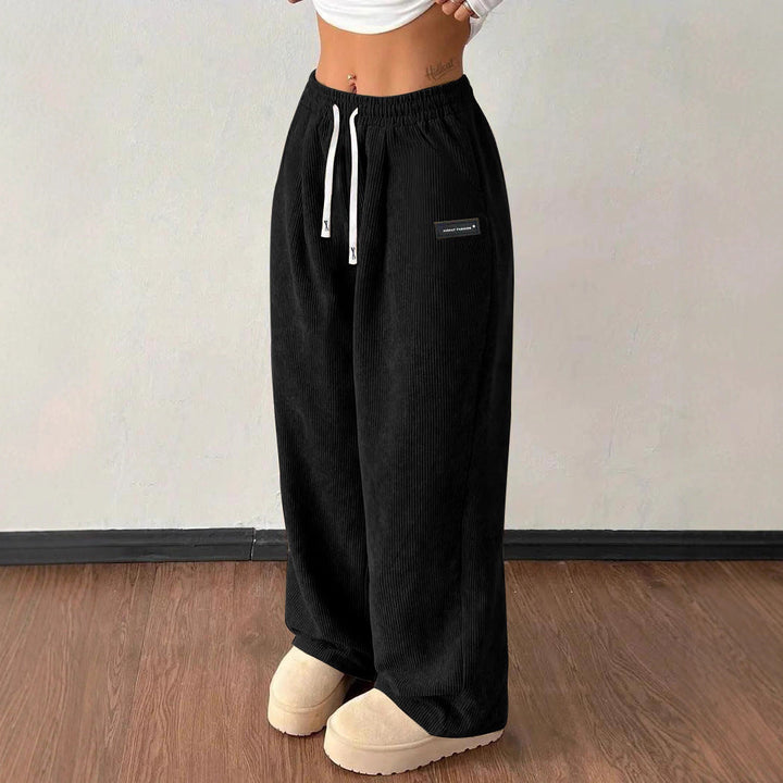Pantalon femme confortable et fluide avec cordon de serrage, parfait pour un look décontracté ou chic quotidien.