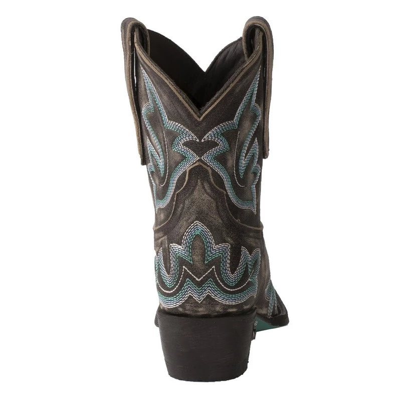 Gros plan sur les broderies détaillées des bottines femme à bout pointu, mode automne-hiver.