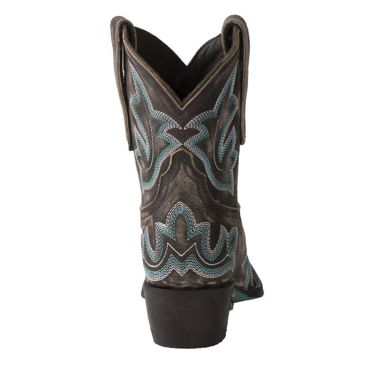 Gros plan sur les broderies détaillées des bottines femme à bout pointu, mode automne-hiver.