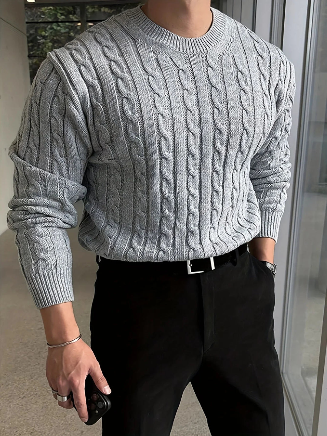 Pull col roulé homme chaud, tricot texturé élégant pour hiver et automne.