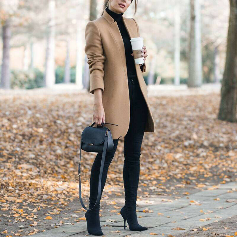 Manteau femme noir cintré, style cardigan chic. Veste mi-saison élégante à col montant, coupe ajustée.