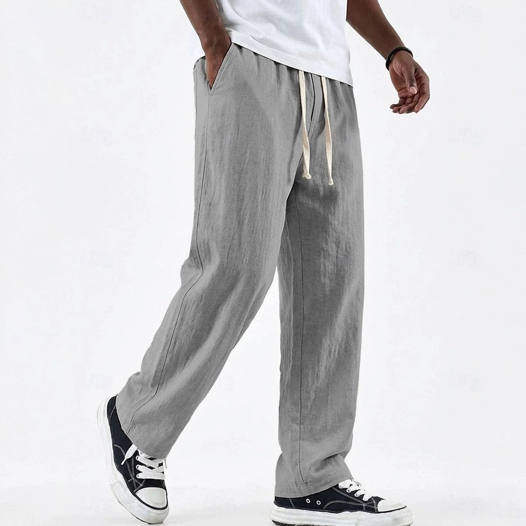 Homme portant un pantalon large décontracté, style casual et confortable, parfait pour l'été.