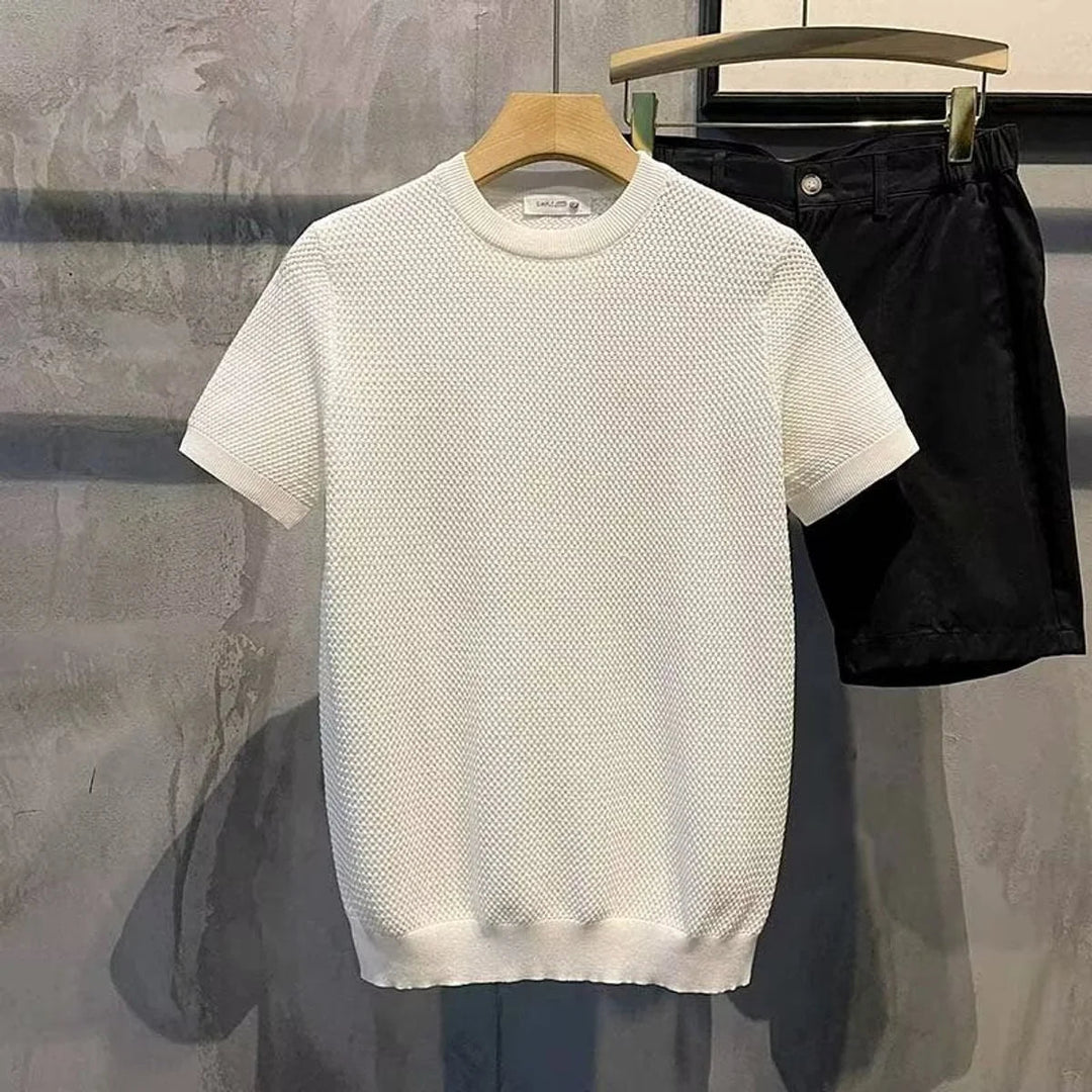 Chemise homme moderne à manches courtes, texture confortable. Vêtement décontracté tendance pour mode masculine estivale.