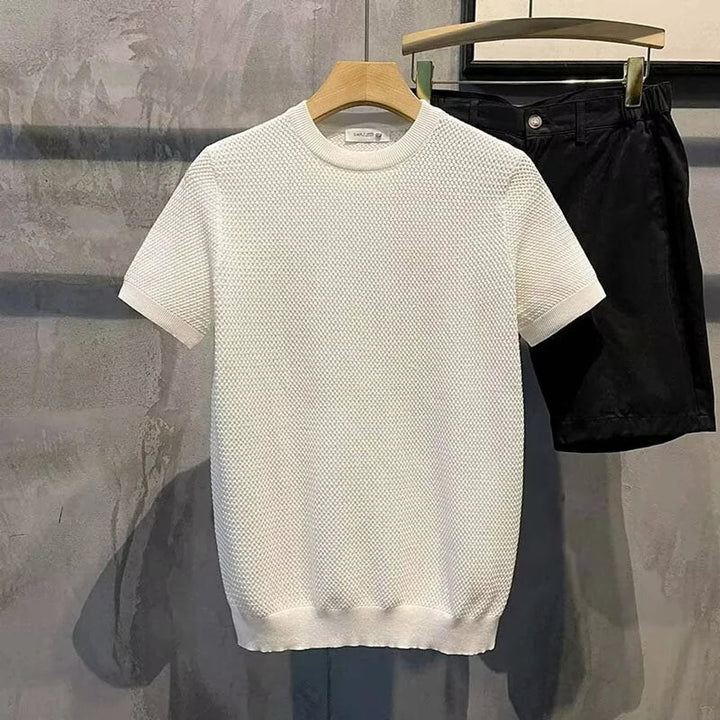 Chemise homme moderne à manches courtes, texture confortable. Vêtement décontracté tendance pour mode masculine estivale.