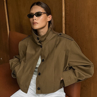 Manteau femme hiver à col revers. Modèle single-breasted chic et minimaliste, parfait pour l'automne.