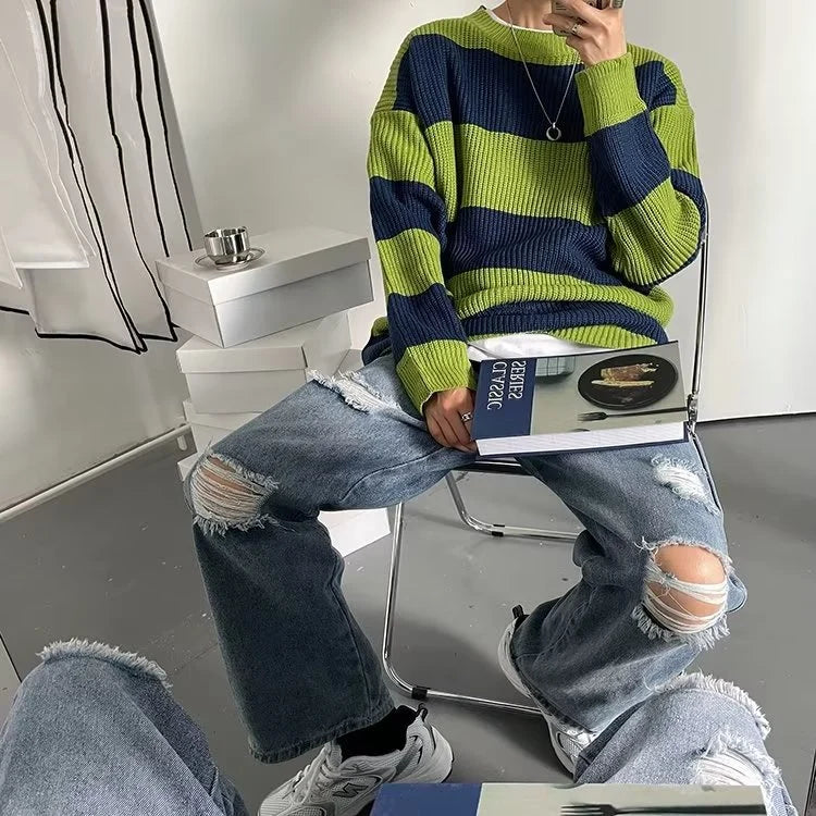 Mode homme : pull rayé vert/noir, col rond ample. Style urbain décontracté, idéal automne/hiver.