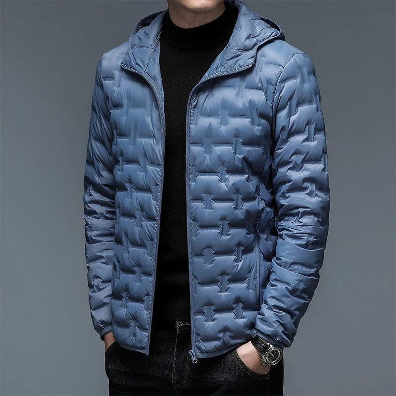 Doudoune à capuche pour homme, matelassée, garantit chaleur et légèreté. Un essentiel mode pour l'hiver.