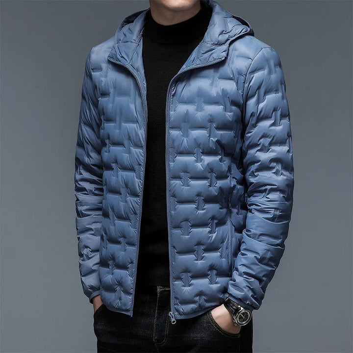 Doudoune à capuche pour homme, matelassée, garantit chaleur et légèreté. Un essentiel mode pour l'hiver.