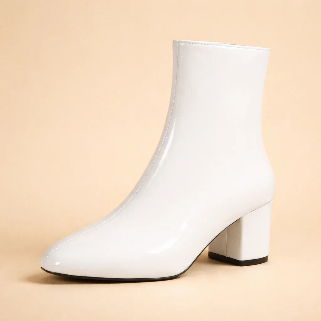 Bottines femme chic à bout carré, talon stable, parfaites pour compléter une tenue élégante et moderne.