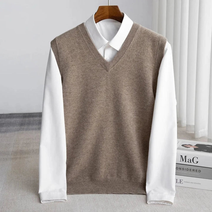 Gilet ample homme doux, parfait pour une tenue décontractée ou un style bureau élégant.