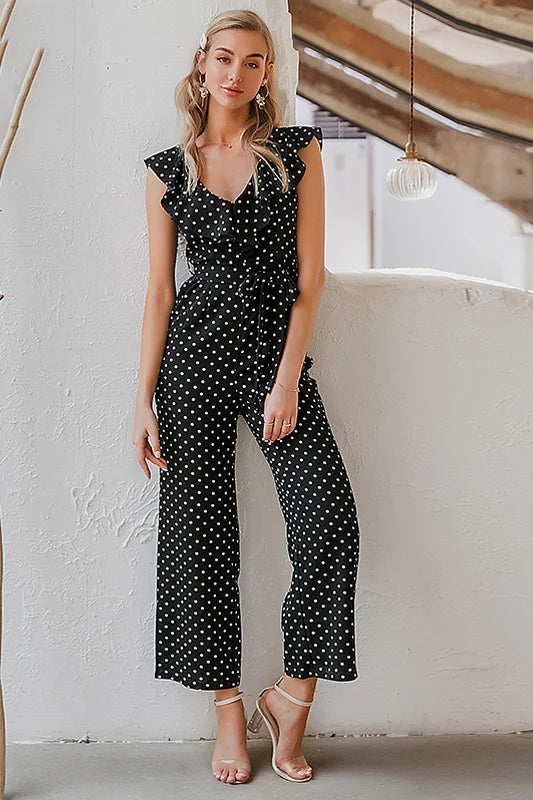 Combinaison femme moderne avec volants, pois et taille ajustable pour un confort optimal. Style printanier/estival.
