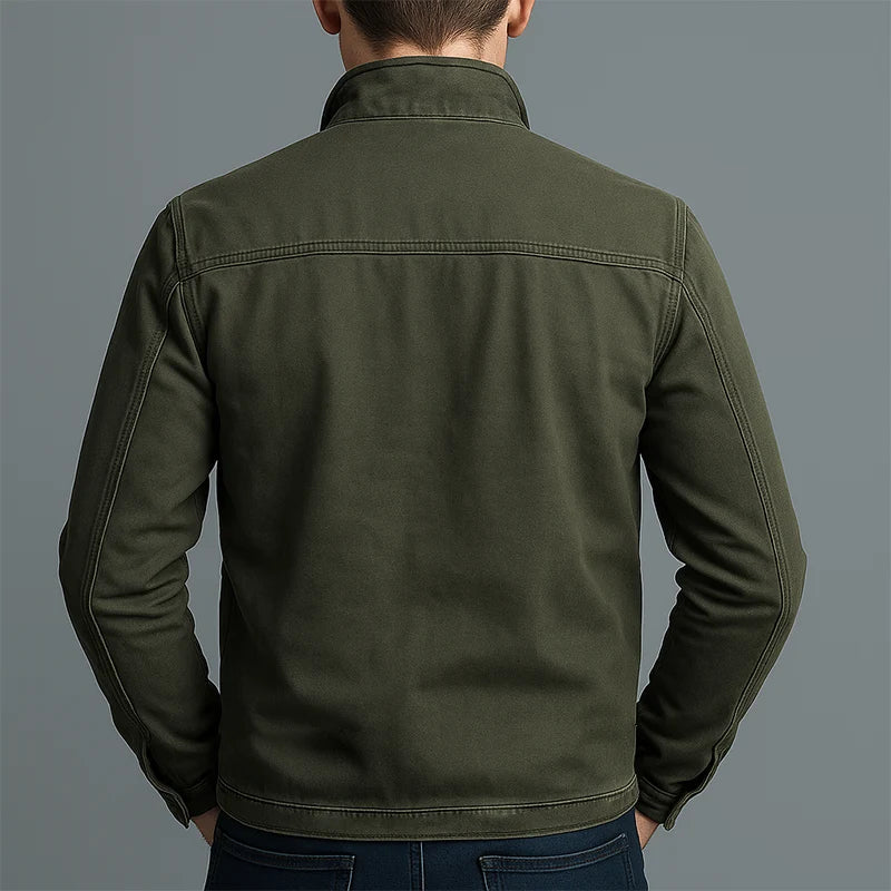 Veste homme style utilitaire moderne vert armée. Vêtement extérieur décontracté, parfait pour la mode masculine automne hiver.