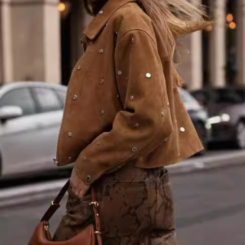 Veste homme vintage avec col à revers distinctif et détails cloutés. Mode masculine élégante et tendance.