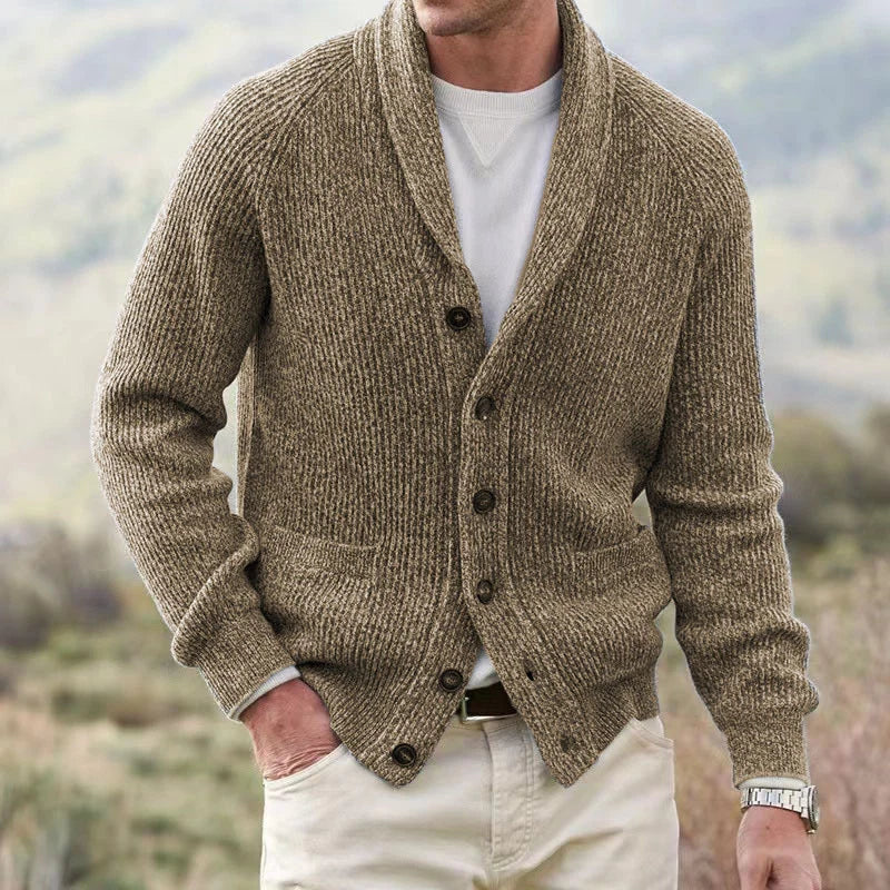 Cardigan homme col V, doux et confortable. Parfait pour les vêtements masculins de superposition automne-hiver.