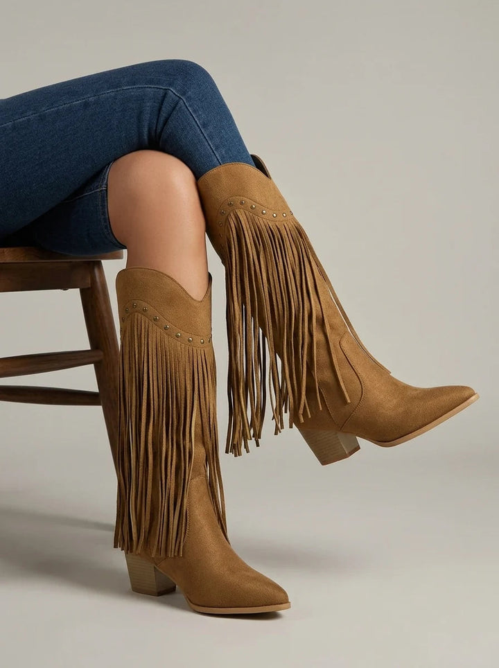Bottes femme à tige haute, bout pointu et franges pour un look chic et stylé. Confortables et modernes.