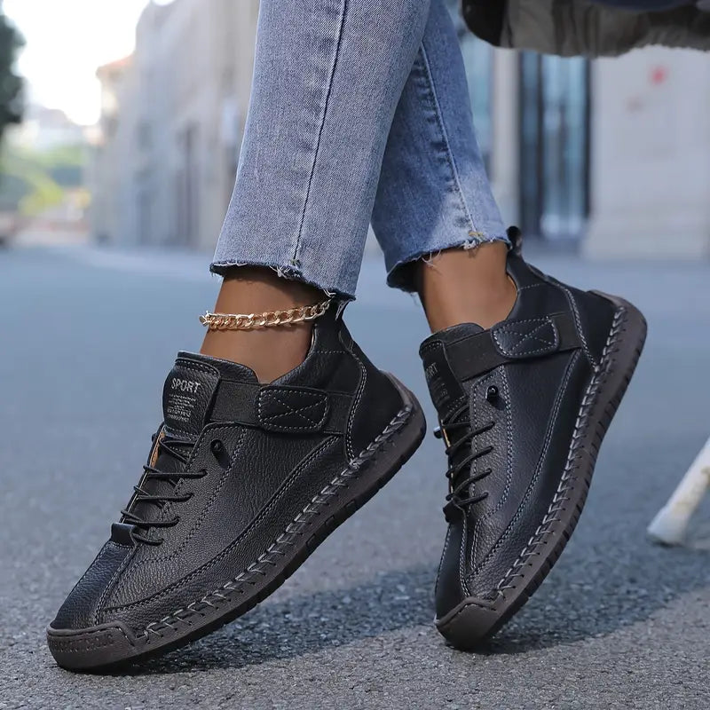 Chaussures homme basses classiques, élégantes et confortables, parfaites pour un look décontracté ou urbain polyvalent.