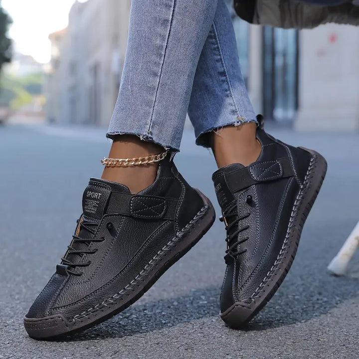 Chaussures homme basses classiques, élégantes et confortables, parfaites pour un look décontracté ou urbain polyvalent.