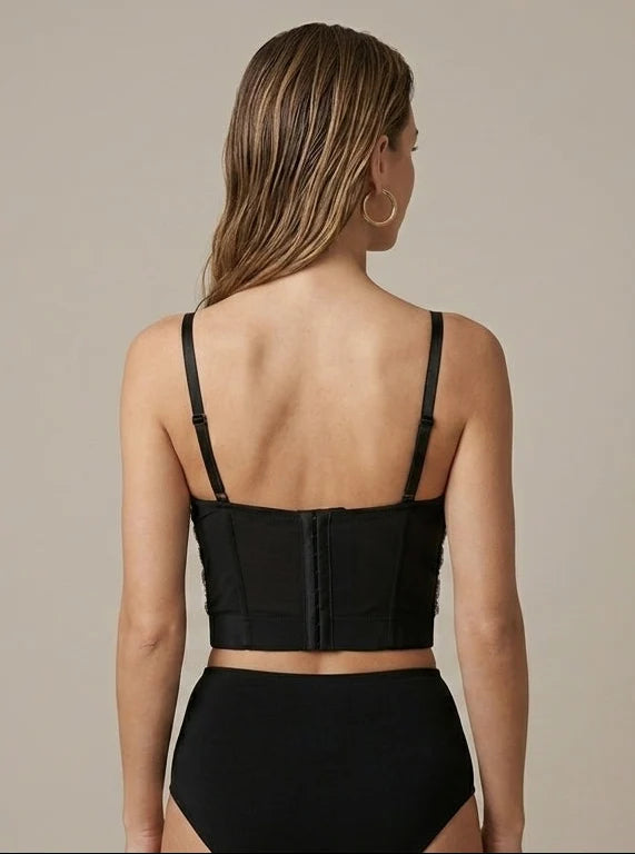 Top court femme mode, ajusté, avec détail strass, reflet de l'élégance et de la tendance actuelle.