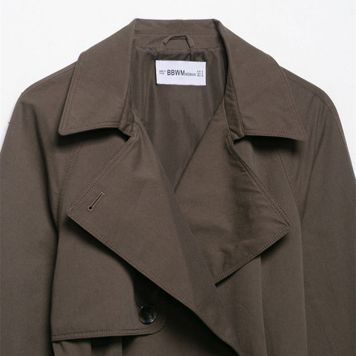 Manteau femme marron style moderne, coupe-vent avec ceinture. Idéal pour l'extérieur, printemps et automne.