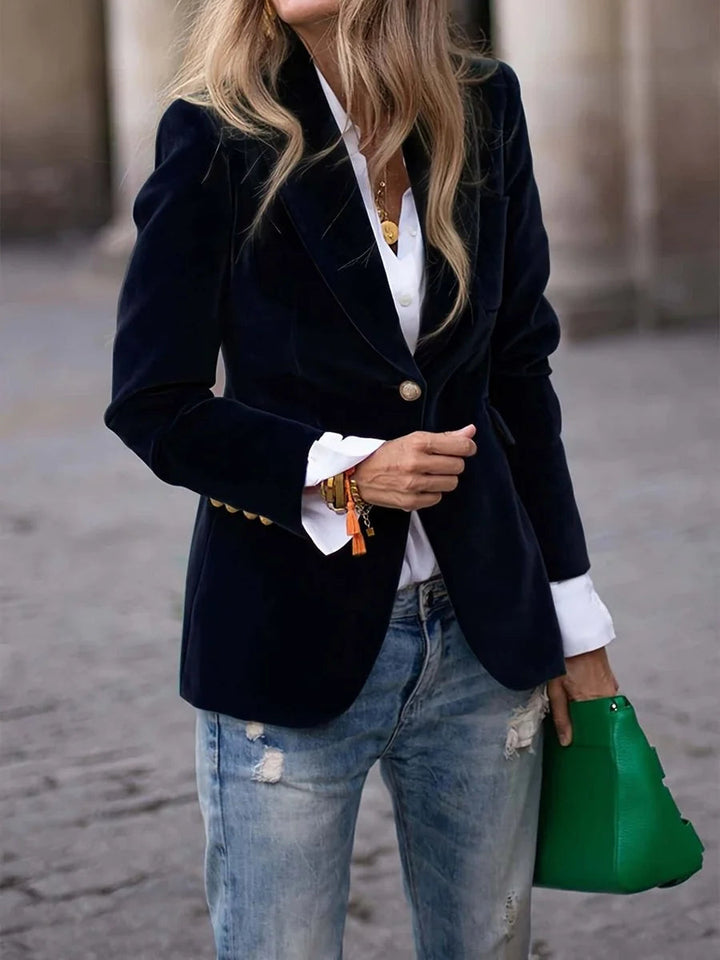Blazer femme velours noir, coupe slim élégante. Idéal pour bureau, soirée ou mode chic automne.