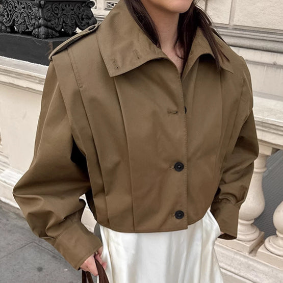 Manteau femme confortable et chic, coupe droite minimaliste. Col revers pour un style élégant en hiver.