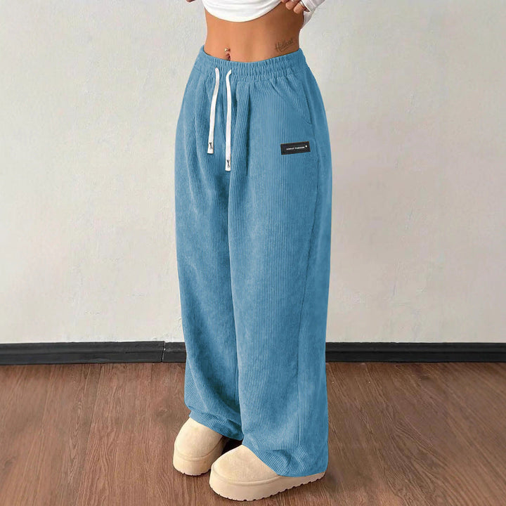 Modèle portant un pantalon ample femme à cordon, mettant en valeur sa coupe fluide et son confort décontracté.