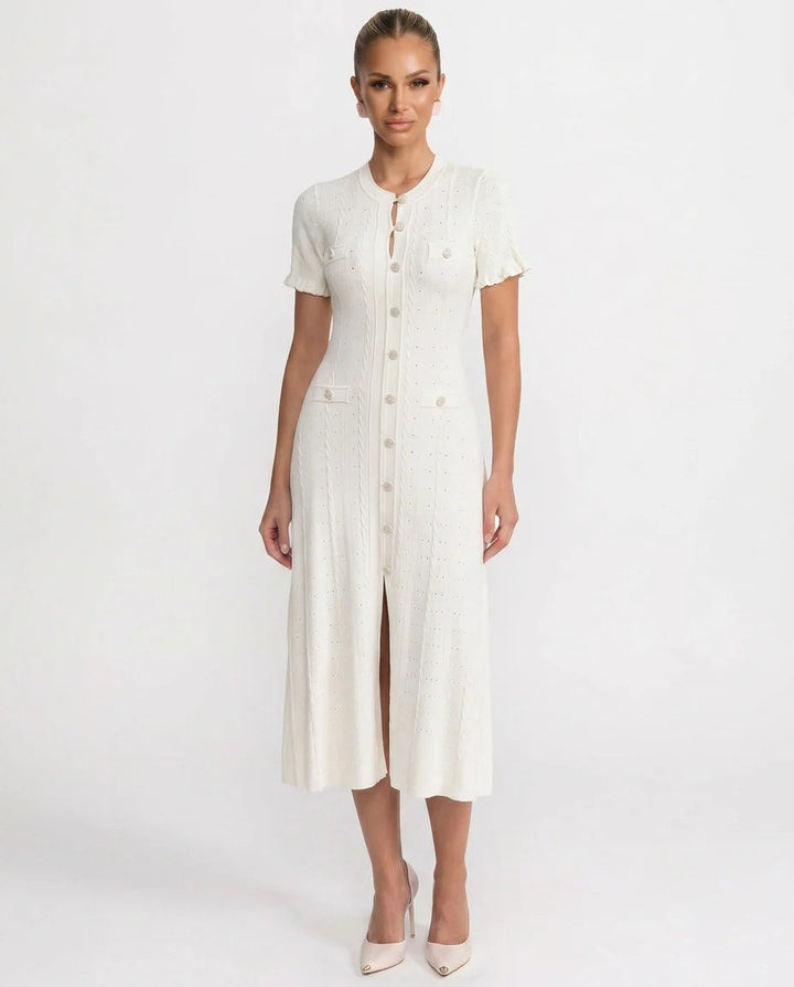 Vue détaillée de la robe midi femme à texture côtelée et boutons, polyvalente et très élégante.