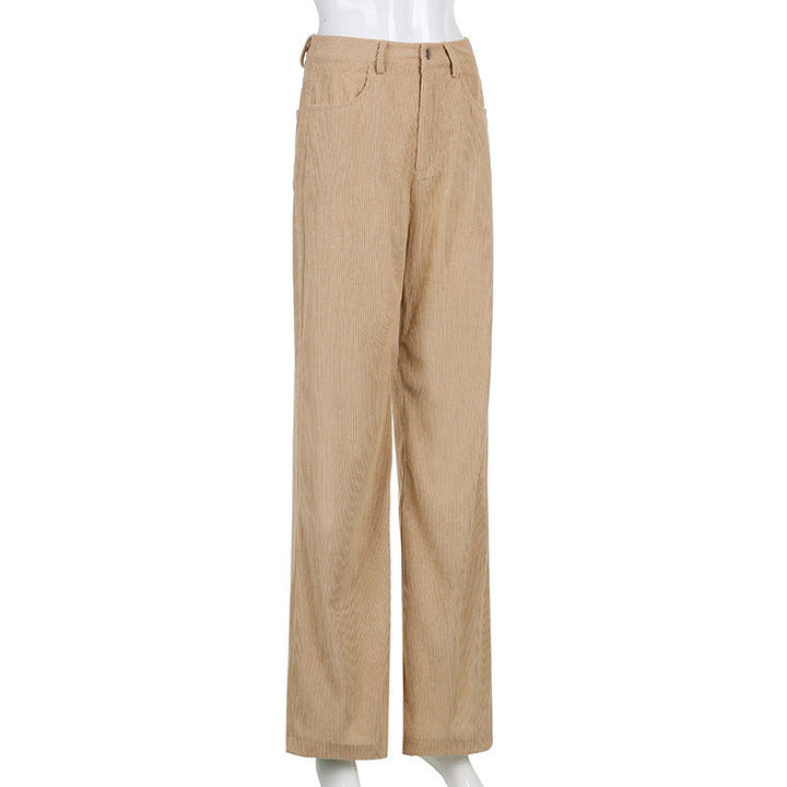 Mode féminine: pantalon côtelé marron coupe ample, bas fluide, pour un look décontracté très tendance.