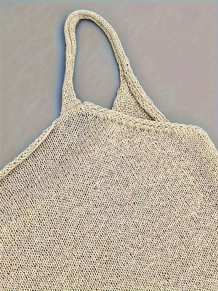 Robe femme ajustée, mini, bretelles fines et dos nu. Élégance pour mode femme.
