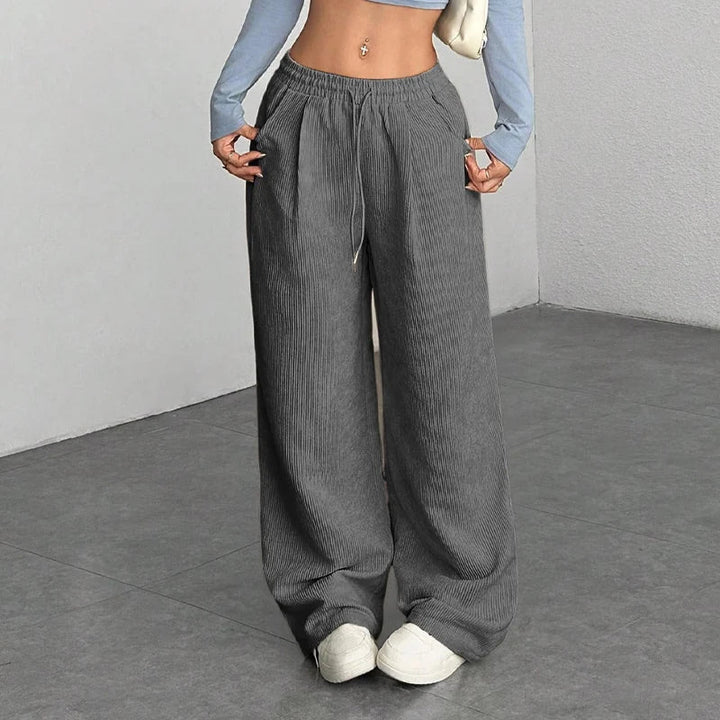 Velours côtelé doux et chaud, ce pantalon large femme assure confort et élégance décontractée en hiver.