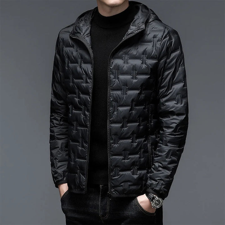 Doudoune homme matelassée à capuche, légère et chaude, idéale pour l'hiver urbain. Élégante et confortable.