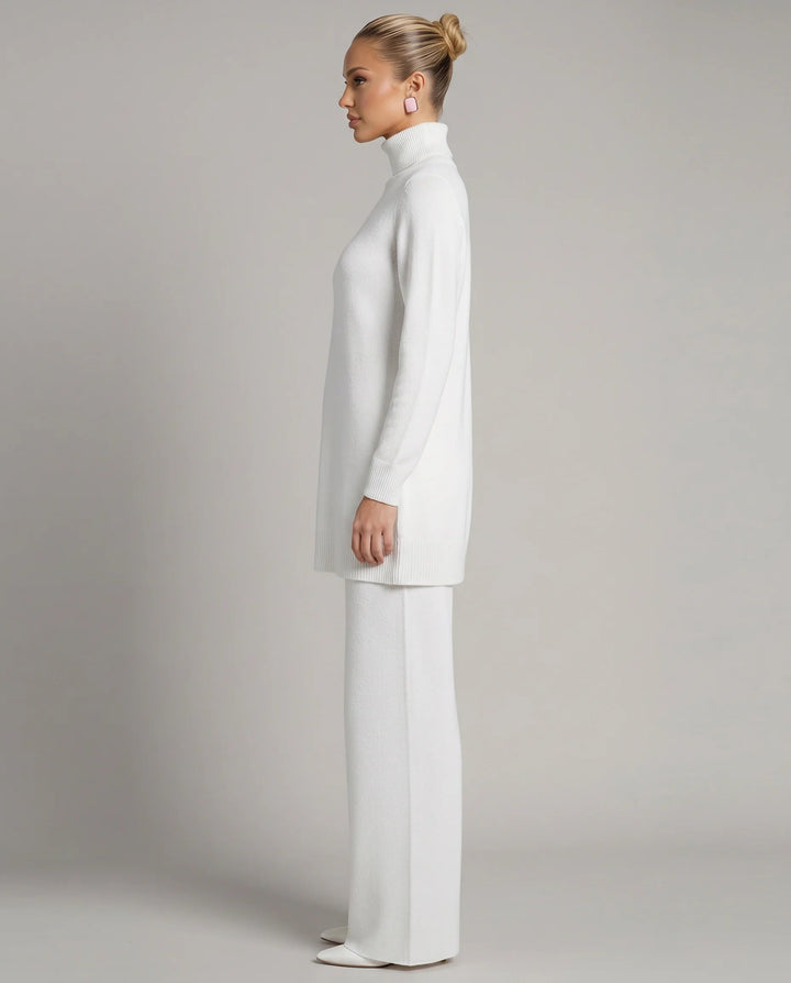 Pull et pantalon large en maille pour femme. Ensemble décontracté chic, parfait pour l'hiver ou la mi-saison.