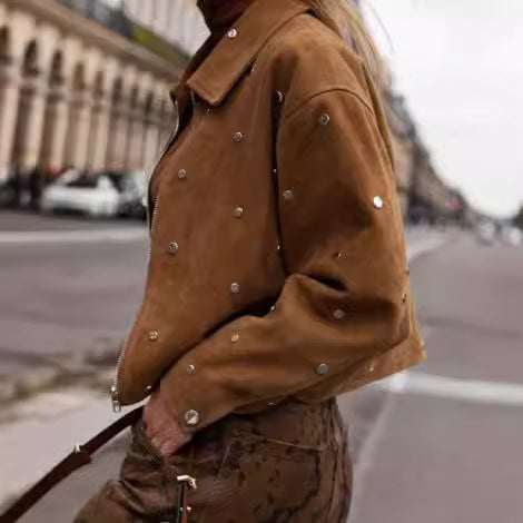 Veste homme mi-saison, style blouson, avec clous et col vintage. Parfaite pour une tenue masculine tendance.