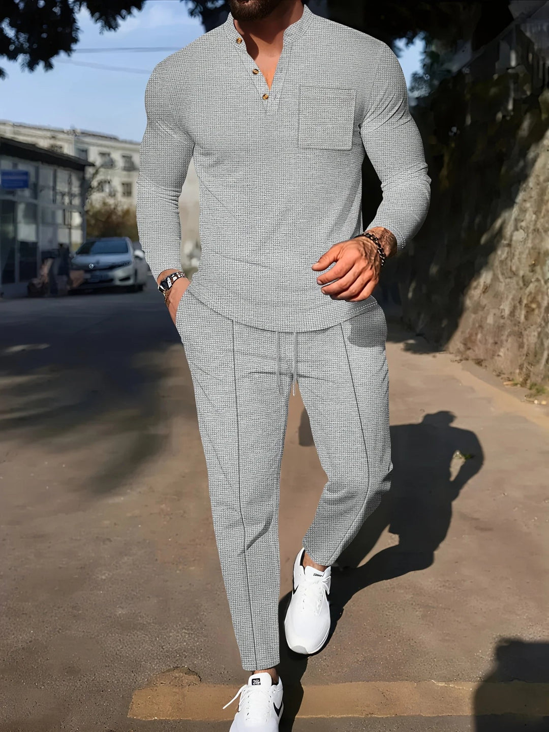Look décontracté homme avec cet ensemble gaufre Henley en coton. Idéal pour l'été et le printemps.