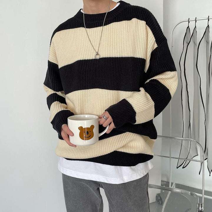 Vêtement homme : pull rayé vert/noir, col rond, coupe ample. Confort et style pour toutes occasions.