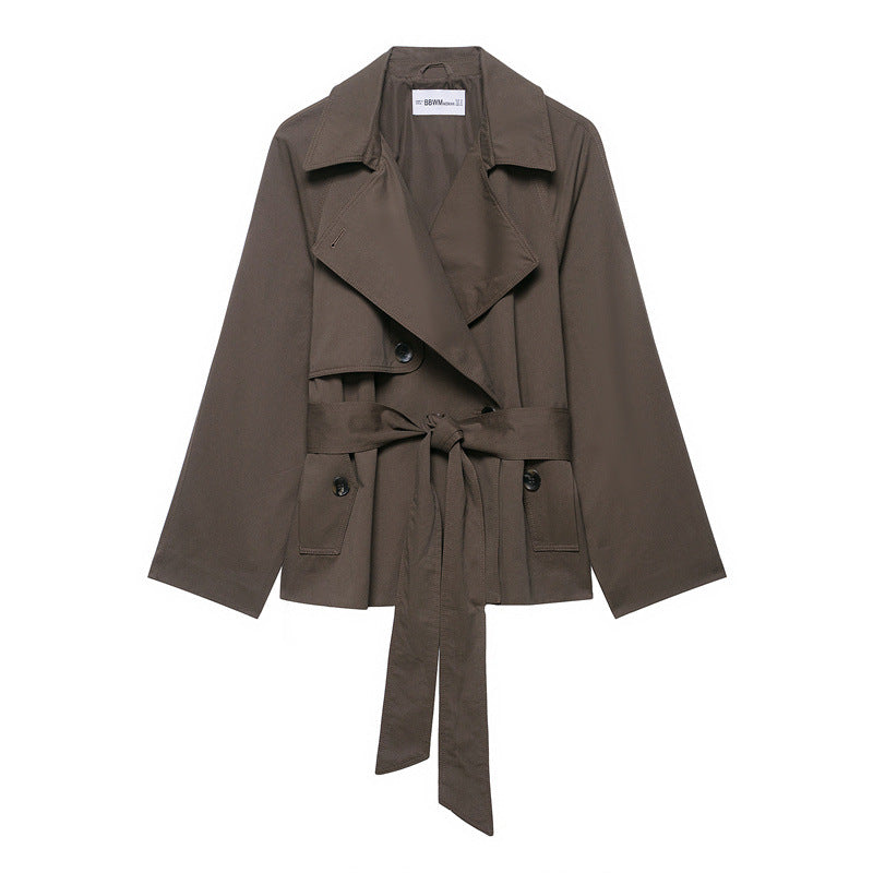 Vêtement extérieur femme marron, manteau ceinturé coupe-vent. Élégance intemporelle pour printemps, automne et hiver.