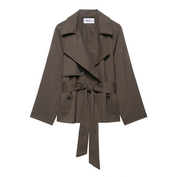Vêtement extérieur femme marron, manteau ceinturé coupe-vent. Élégance intemporelle pour printemps, automne et hiver.