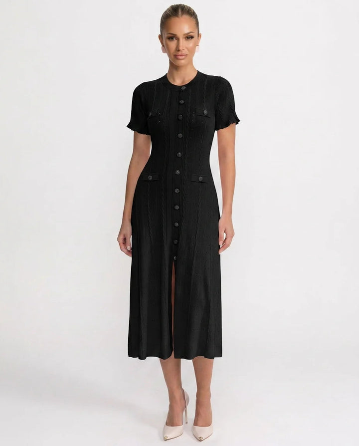 Robe midi chic femme en maille côtelée avec une rangée de boutons, tendance pour le printemps-été.