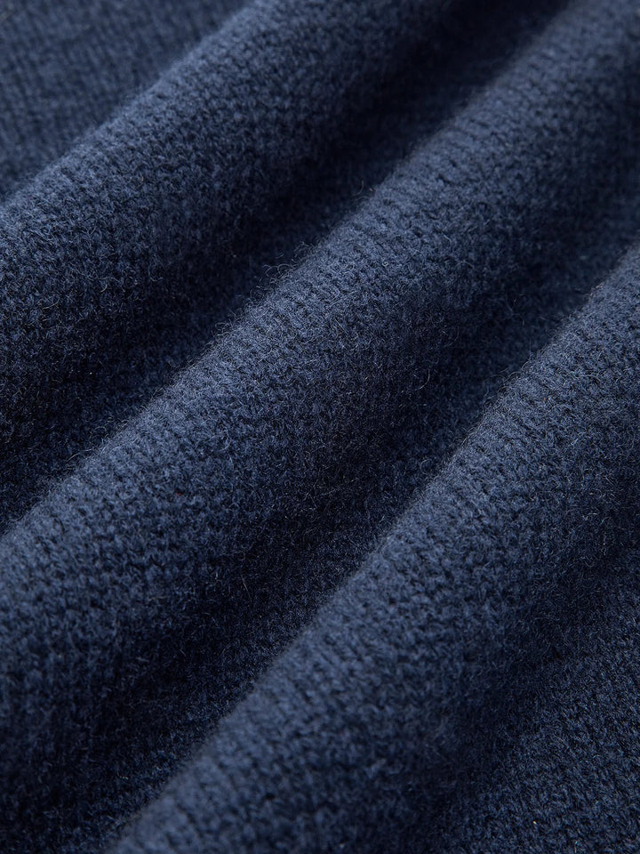 Pull femme confortable et élégant, effet superposé avec col chemise denim. Idéal pour un look chic décontracté.