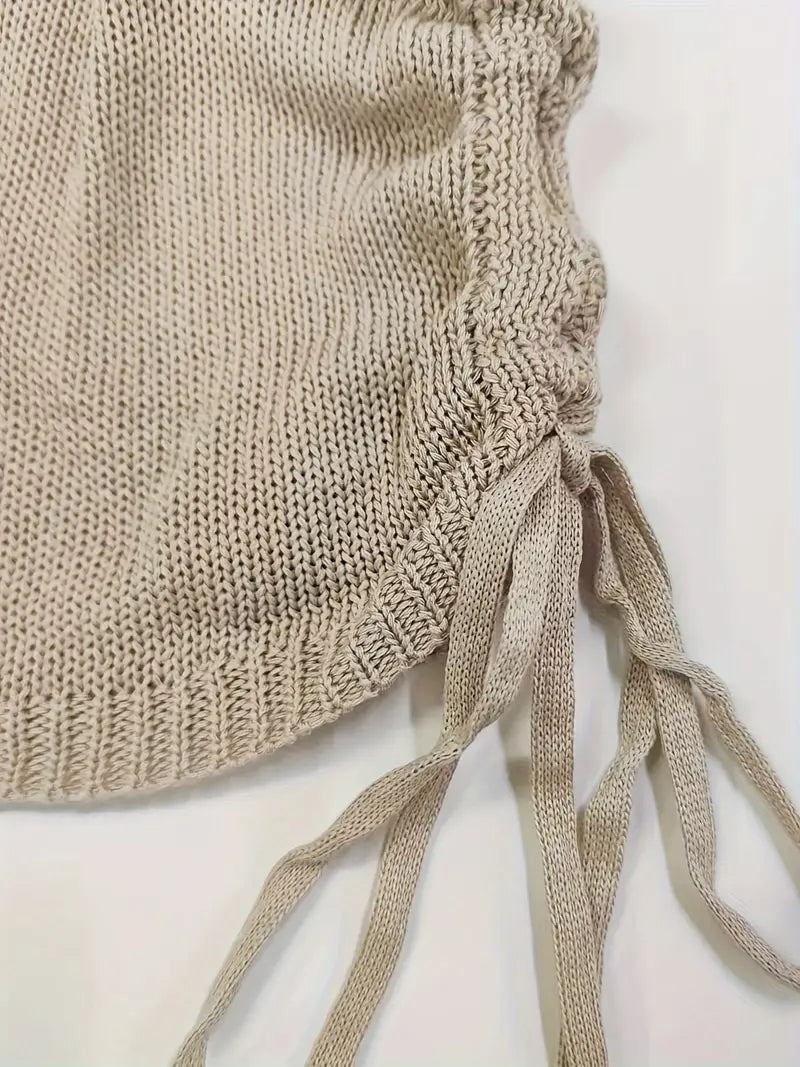 Tenue de soirée femme: mini robe chic, bretelles fines, dos nu. Tendance pour l'été.