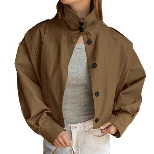 Silhouette mode féminine avec ce manteau à col revers et coupe droite. Style minimaliste chic pour l'hiver.