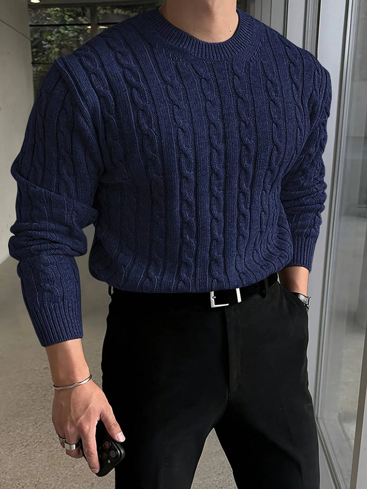 Élégant pull homme col roulé, maille texturée. Vêtement d'hiver chic et confortable.