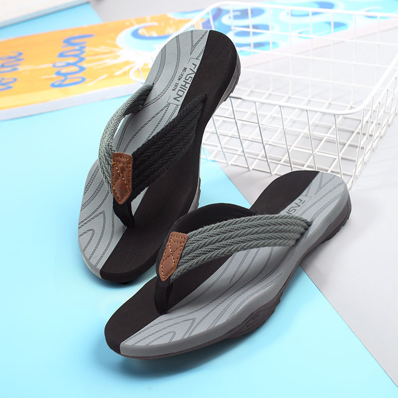 Sandales homme antidérapantes bleu marine, confortables et légères, idéales pour la plage ou un style décontracté d'été.